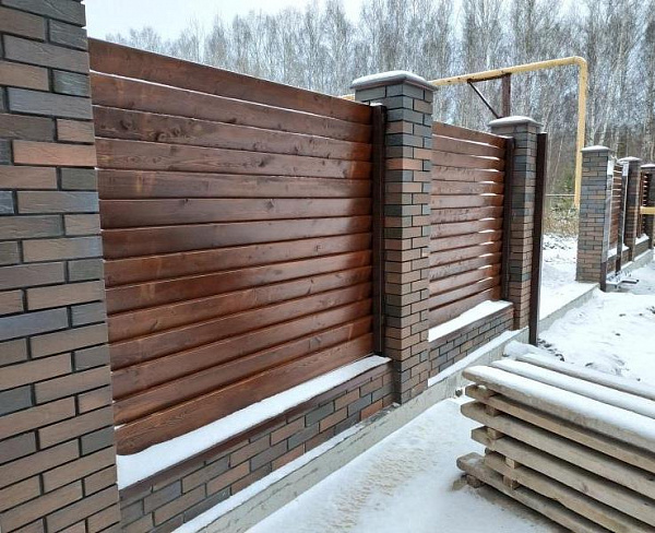 Забор из кирпича и дерева комбинированный